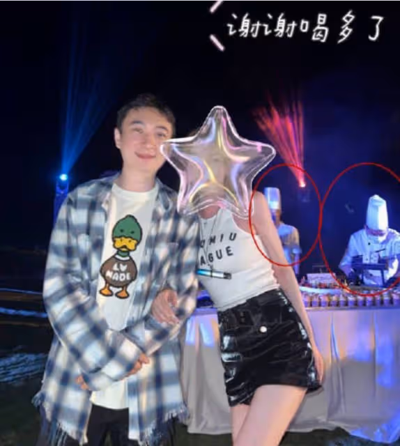 王思聰34歲生日派對現場曝光,淡定的微笑,為什麼我覺得他好孤獨