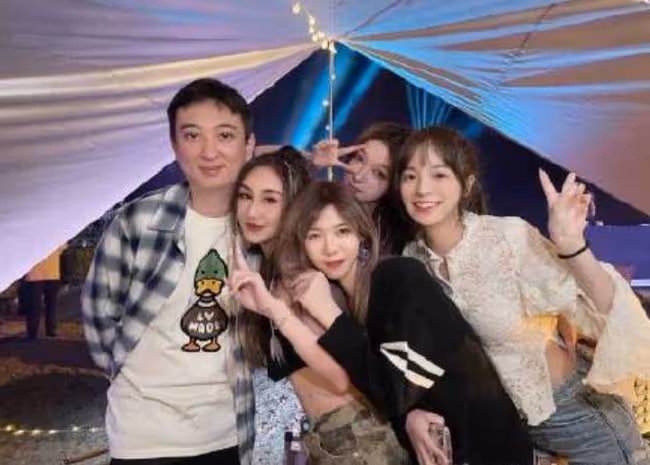 王思聰34歲生日派對現場曝光,淡定的微笑,為什麼我覺得他好孤獨