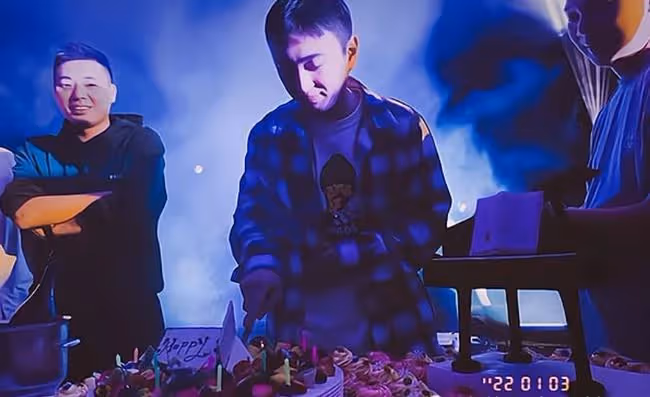 王思聰34歲生日派對現場曝光,淡定的微笑,為什麼我覺得他好孤獨