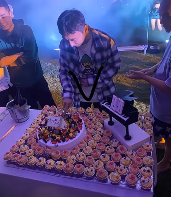 王思聰34歲生日派對現場曝光,淡定的微笑,為什麼我覺得他好孤獨