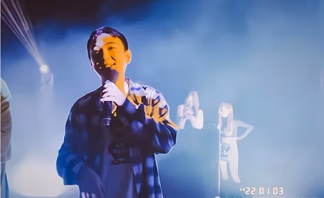 王思聰34歲生日派對現場曝光，淡定的微笑，為什麼我覺得他好孤獨