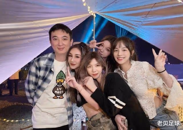 王思聰舉辦34歲生日會,身邊美女如群,怪不得楊冪趙麗穎看不上他