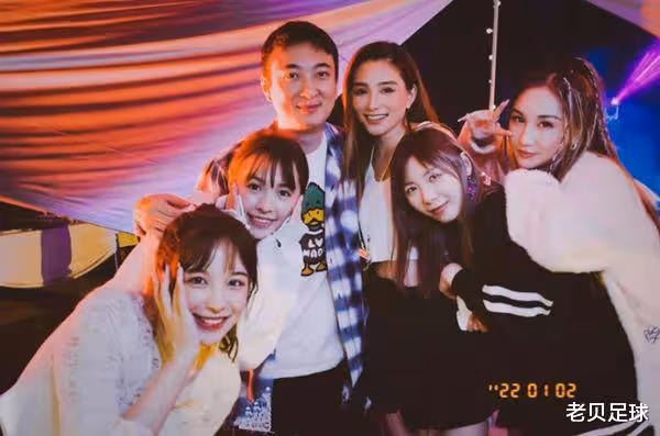 王思聰舉辦34歲生日會,身邊美女如群,怪不得楊冪趙麗穎看不上他