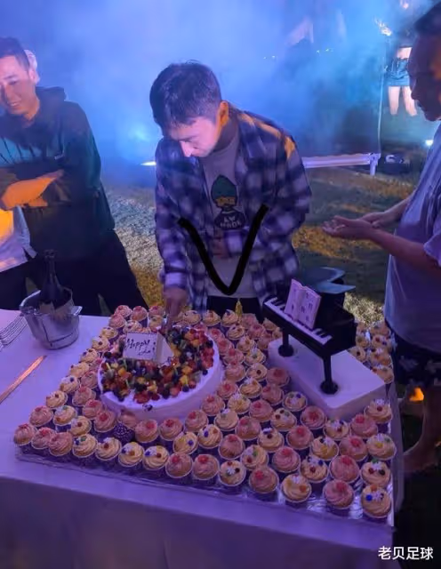 王思聰舉辦34歲生日會,身邊美女如群,怪不得楊冪趙麗穎看不上他