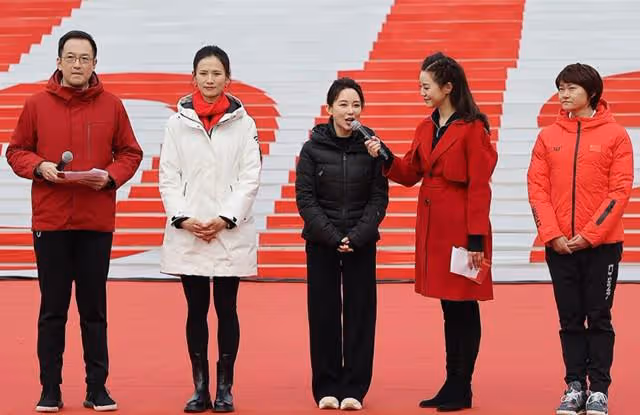 潘曉婷微笑出鏡!39歲仍氣質優雅,兩大奧運冠軍陪伴左右