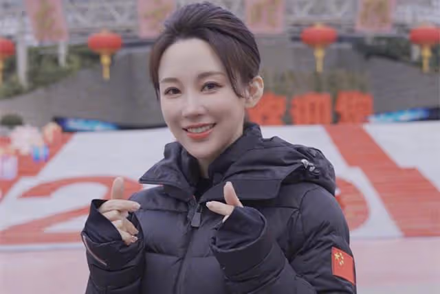 潘曉婷微笑出鏡!39歲仍氣質優雅,兩大奧運冠軍陪伴左右