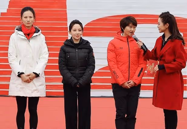 潘曉婷微笑出鏡!39歲仍氣質優雅,兩大奧運冠軍陪伴左右