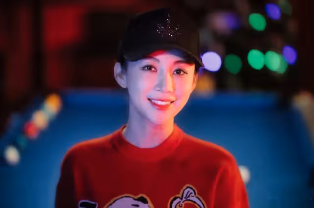 潘曉婷微笑出鏡!39歲仍氣質優雅,兩大奧運冠軍陪伴左右