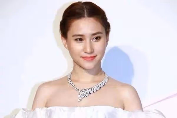 賭王送的全球唯一的項鍊,被三太送給了小女兒何超蓮,意味了什麼
