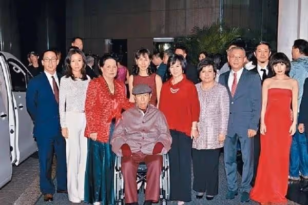 賭王送的全球唯一的項鍊,被三太送給了小女兒何超蓮,意味了什麼