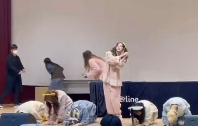 韓國女團集體跪拜粉絲!21歲中國女愛豆拒絕下跪,挺直腰杆獲好評