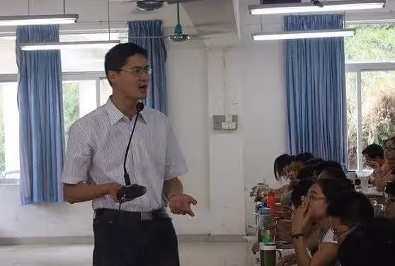 從復旦女神陳果，到法外狂徒羅翔，"公知"為何都逃不過人人喊打？
