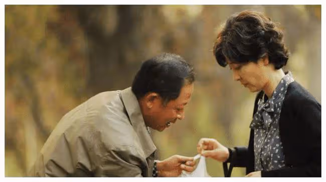 他是老戲骨了,54歲蒼老到認不出,今為12歲兒子復出!