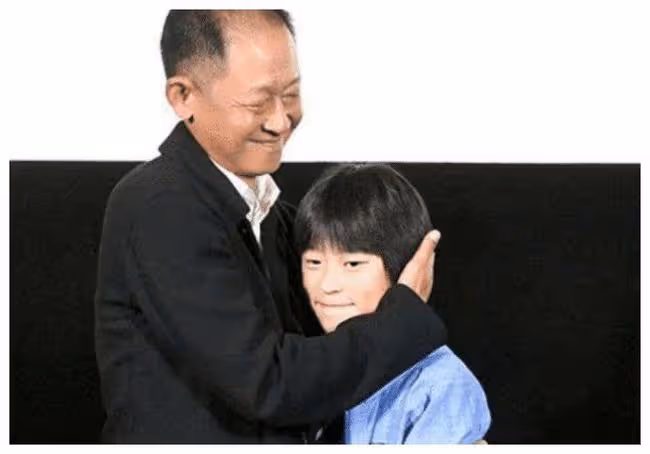 他是老戲骨了,54歲蒼老到認不出,今為12歲兒子復出!