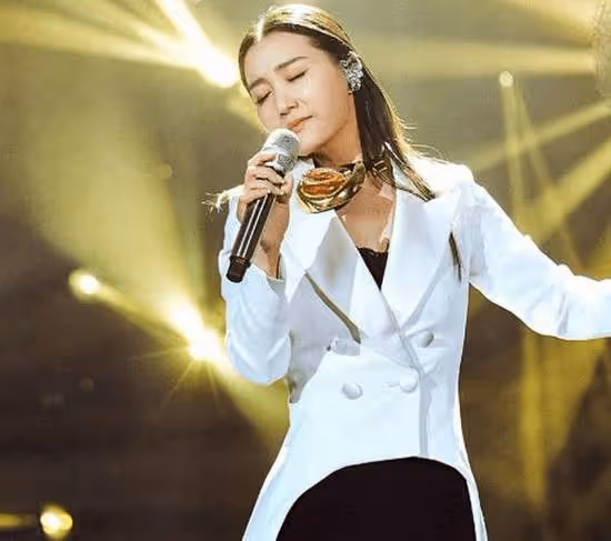 她是著名歌唱家,國家一級演員,上過12次春晚,丈夫背景不一般