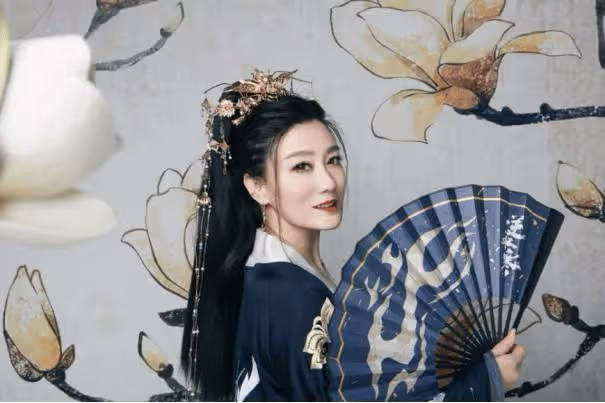 她是著名歌唱家,國家一級演員,上過12次春晚,丈夫背景不一般