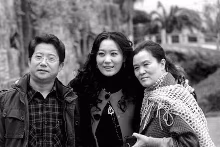 她是著名歌唱家,國家一級演員,上過12次春晚,丈夫背景不一般