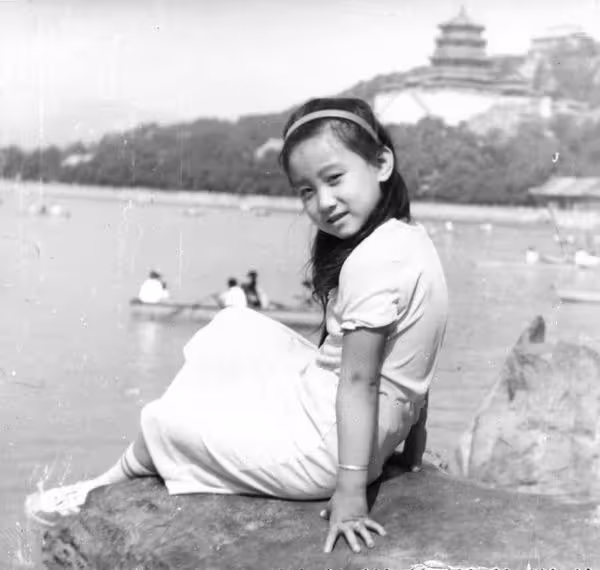 她是著名歌唱家,國家一級演員,上過12次春晚,丈夫背景不一般