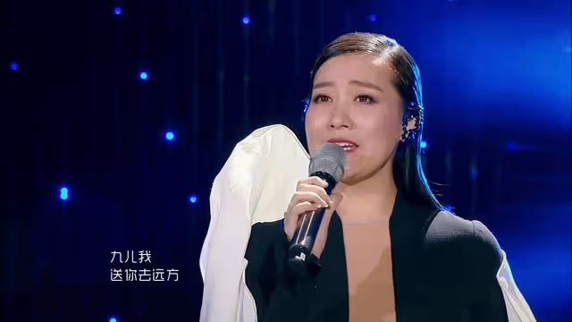 她是著名歌唱家,國家一級演員,上過12次春晚,丈夫背景不一般
