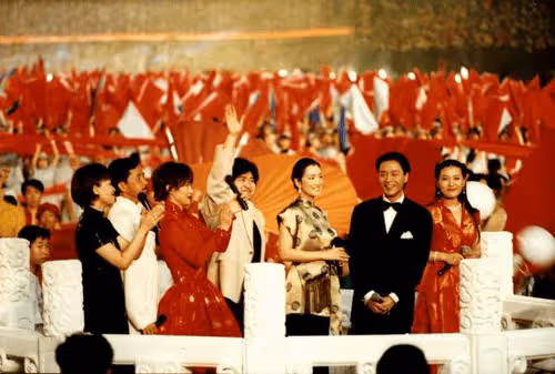她是著名歌唱家,國家一級演員,上過12次春晚,丈夫背景不一般