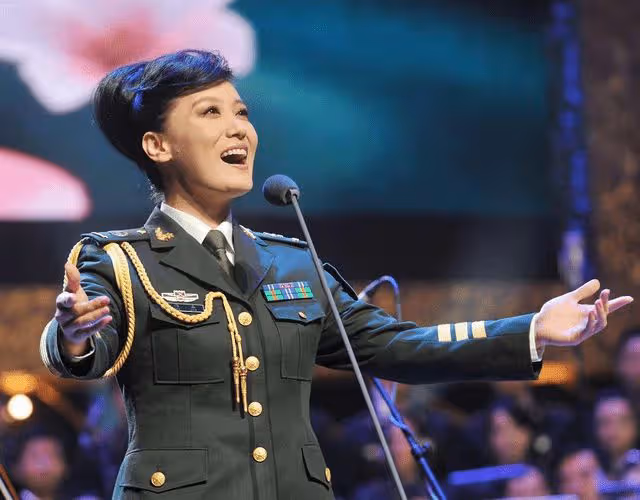 她是著名歌唱家,國家一級演員,上過12次春晚,丈夫背景不一般