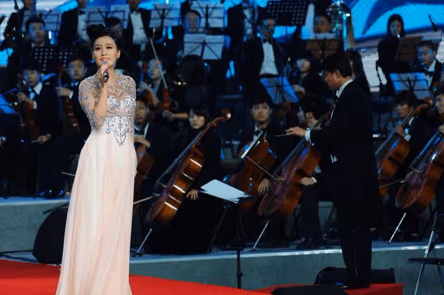 她是著名歌唱家,國家一級演員,上過12次春晚,丈夫背景不一般