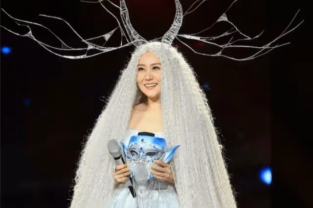她是著名歌唱家,國家一級演員,上過12次春晚,丈夫背景不一般