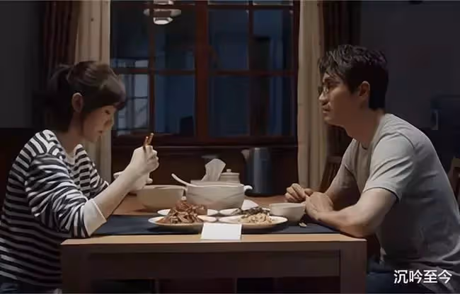 第一次在婆家過年,吃完年夜飯,看到婆婆朋友圈,我連夜開車走人