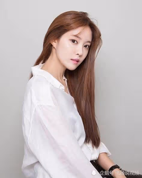 震驚!韓國女團Tara朴孝敏與韓球員黃義助戀愛,兩人在一起兩月了