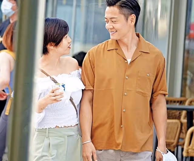 TVB小生張振朗與女友同居試婚,兩人接侄子放學,像極了一家三口