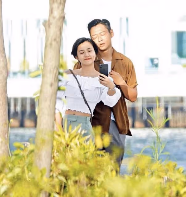 TVB小生張振朗與女友同居試婚,兩人接侄子放學,像極了一家三口