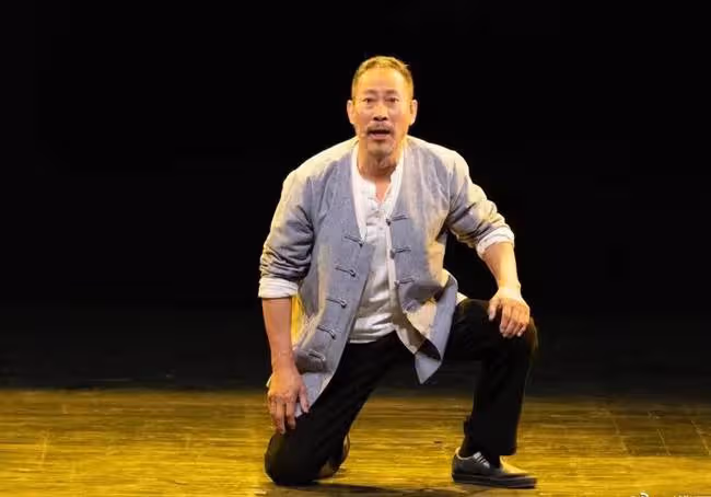 眾老戲骨齊聚北京劇院,濮存昕黃宏罕露面,朱軍回歸朗誦情緒激動