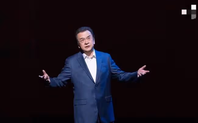 眾老戲骨齊聚北京劇院,濮存昕黃宏罕露面,朱軍回歸朗誦情緒激動