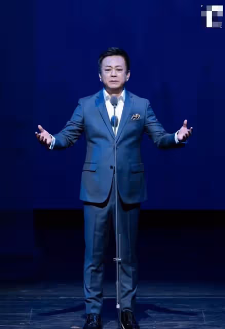 眾老戲骨齊聚北京劇院,濮存昕黃宏罕露面,朱軍回歸朗誦情緒激動