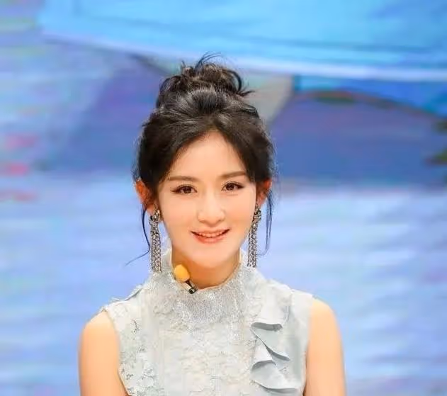 謝娜在央視僅主持一期就被換掉，央視官媒給出12字評價，太真實了