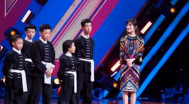 謝娜在央視僅主持一期就被換掉,央視官媒給出12字評價,太真實了
