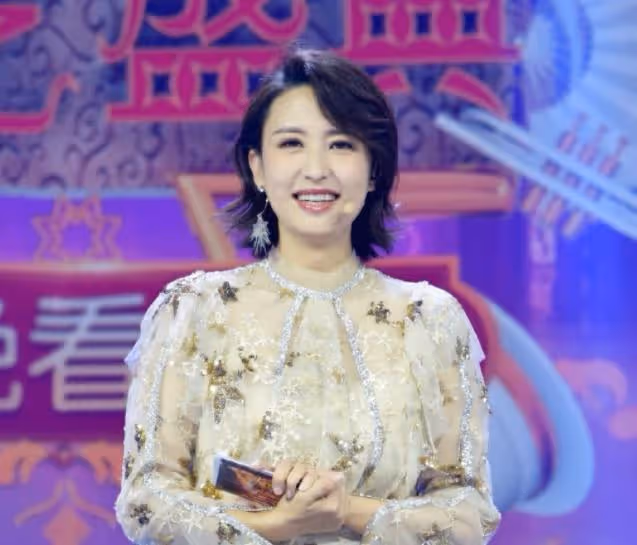 謝娜在央視僅主持一期就被換掉,央視官媒給出12字評價,太真實了