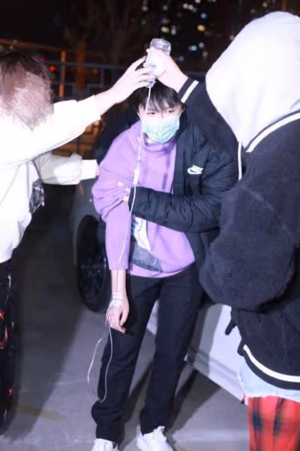 25歲男星遭曝炒作無底線!為賣慘打吊瓶上節目,因詐騙18萬被拘留