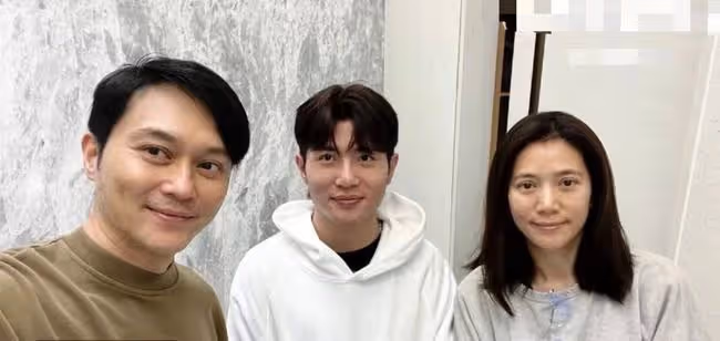 理髮師曬與張智霖夫婦合影,袁詠儀素顏憔悴真實,不擺架子顯親和