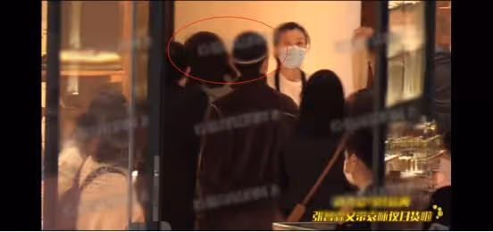 理髮師曬與張智霖夫婦合影,袁詠儀素顏憔悴真實,不擺架子顯親和