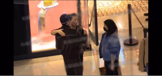 理髮師曬與張智霖夫婦合影,袁詠儀素顏憔悴真實,不擺架子顯親和