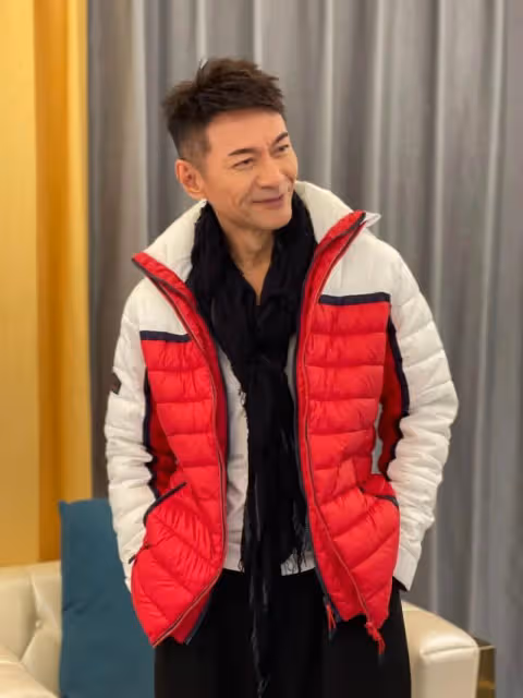 獨家消息!59歲男神江華宣布復出迅速漲粉,將首次直播與粉絲互動