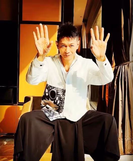 獨家消息!59歲男神江華宣布復出迅速漲粉,將首次直播與粉絲互動