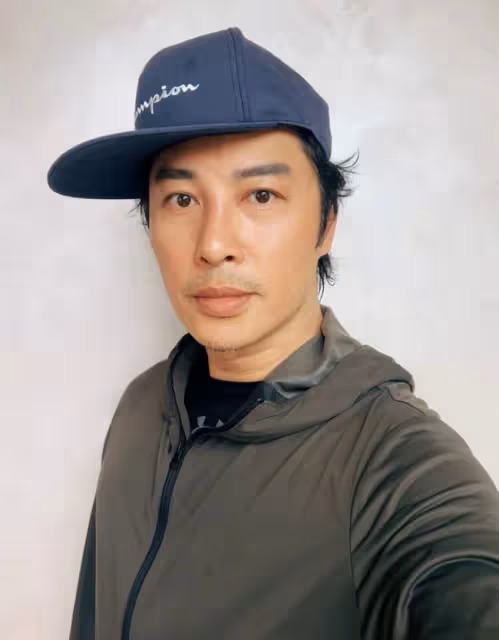 53歲港星拍戲被撞裂三根肋骨!劇痛到半休克,下床艱難仍堅持工作