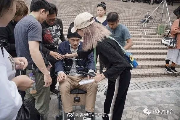 被五花大綁於輪椅!黃宗澤忍屎忍尿不敢動