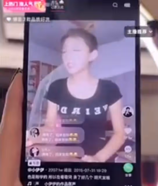小伊伊自爆與牌牌琦相識於KS視頻，他上來就叫我女神，加個VX！杜鳳斥責黑粉，不搭理你們卻越來越猖狂！