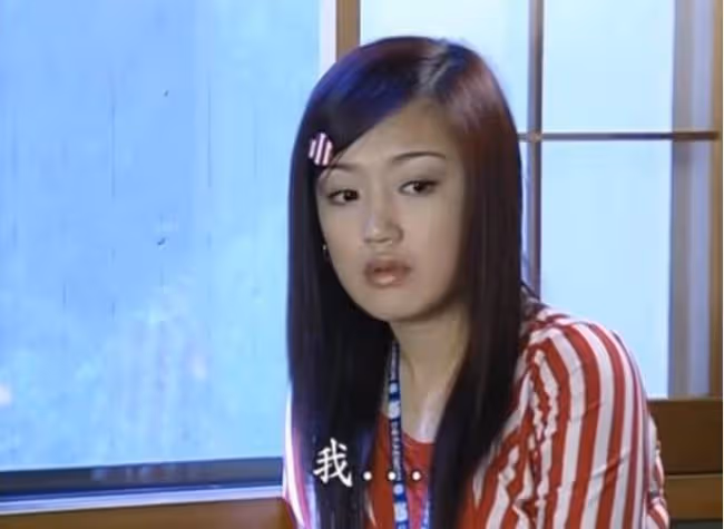 43歲「哈妹」現身酒吧,與有錢大叔擁抱曖昧,舉手投足風情萬種