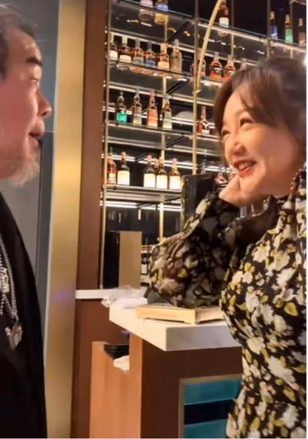 43歲「哈妹」現身酒吧,與有錢大叔擁抱曖昧,舉手投足風情萬種