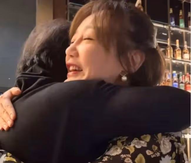 43歲「哈妹」現身酒吧,與有錢大叔擁抱曖昧,舉手投足風情萬種