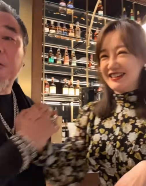 43歲「哈妹」現身酒吧,與有錢大叔擁抱曖昧,舉手投足風情萬種